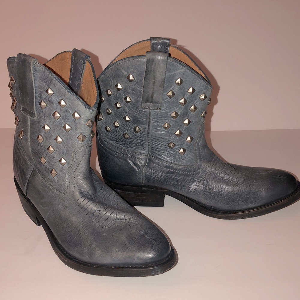 BOOTS WITH STUDS